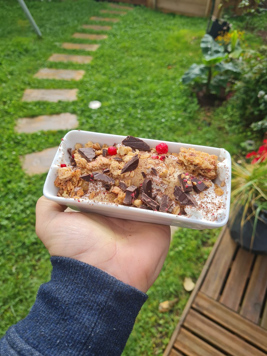 Antetempo's tweet photo. Pronto per la seconda colazione 👀
Yogurt greco, miele di arancio, cioccolato Lindt exellence (fondente nocciola e frutti rossi), avena ai frutti rossi.
#stovolando https://t.co/t2qKnvJffr