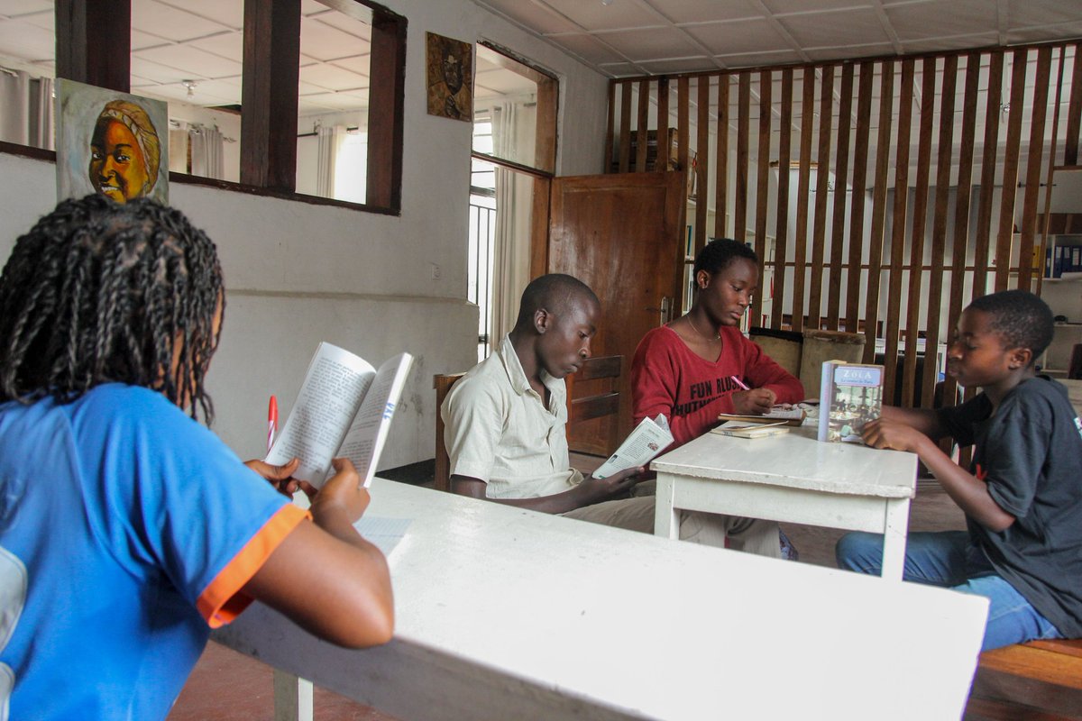 Uhuruknowledge's tweet photo. SEMAINE DU LIVRE //

La lecture permet à notre cerveau d'augmenter ses capacités de mémorisation, de réflexion, d'analyse ou encore d'imagination.
Passez exploiter les livres disponibles à la bibliothèque.
#UhuruKnowledge #SemaineLivre #Congo https://t.co/u2VEJ6BCMG