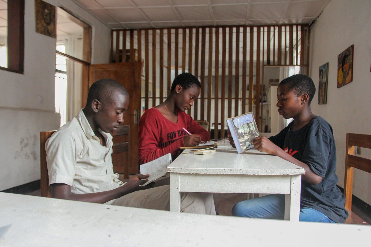 Uhuruknowledge's tweet photo. SEMAINE DU LIVRE //

La lecture permet à notre cerveau d'augmenter ses capacités de mémorisation, de réflexion, d'analyse ou encore d'imagination.
Passez exploiter les livres disponibles à la bibliothèque.
#UhuruKnowledge #SemaineLivre #Congo https://t.co/u2VEJ6BCMG