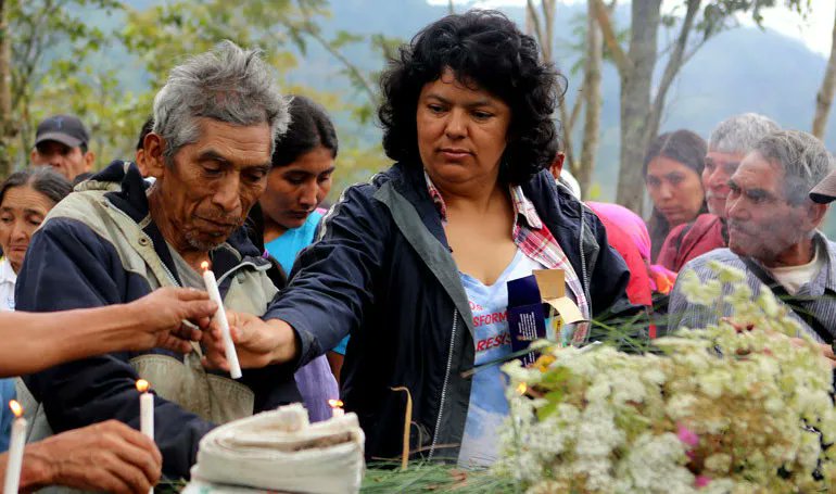 jordicampag's tweet photo. Avui, #DiaDeLaTerra, recordem els seus defensors. L'any 2020 més de 220 van ser assassinats, sent Colòmbia, Mèxic i Filipines on es registren més casos.

"Quan l'últim animal sigui assassinat, l'arbre enderrocat i el riu enverinat, t'adonaràs que no pots menjar els diners". https://t.co/mZeKe6Je5M