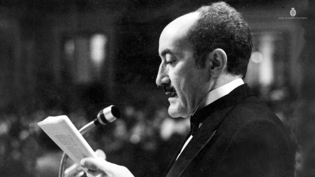 RAEinforma's tweet photo. Se cumplen 100 años del nacimiento del académico Emilio Alarcos Llorach. Filólogo, lingüista y crítico literario, fue introductor en el ámbito hispánico de las corrientes estructuralistas. Dedicó una década a elaborar su «Gramática de la lengua española»: https://t.co/SSQQOmOaP3. https://t.co/0DvlbOOVlI