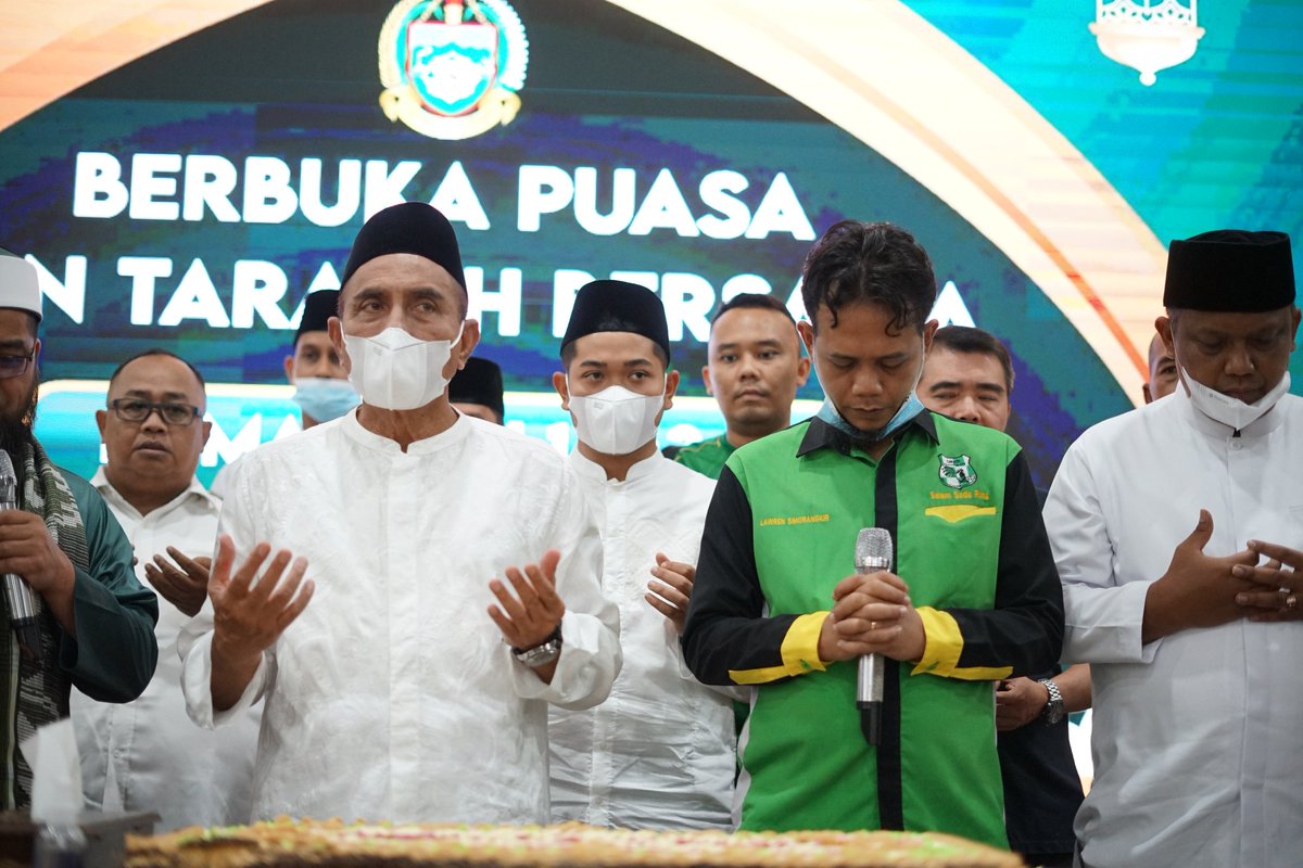 SMeCKPSMS's tweet photo. Dokumentasi foto kegiatan Buka Puasa Bersama dan Pemotongan Kue HUT PSMS ke-72 bersama Gubernur Sumatera Utara, Bapak @RahmayadiEdy yang berlangsung di Aula Tengku Rizal Nurdin (21/4). https://t.co/psDLJgLGUW