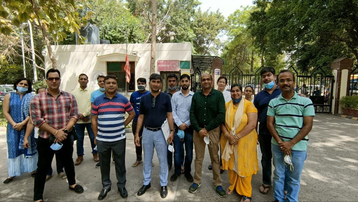 ThePradeepRawat's tweet photo. When No offline classes were held in last 2 years then why parents are asked to pay Past dues in the name of annual fees that too in lacs???
@cmohry 
Parents of Amity Sector 46 ,Sector 43 demand justice?
#MakeEducationAffordable 
#HybridModeShouldBeChoice https://t.co/LgNGvWw1hR