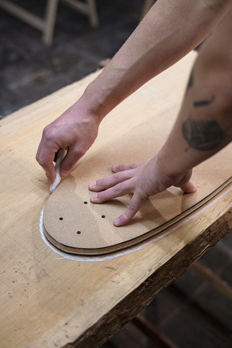 Il fabrique des skates et vélos en bois dans le Vercors, Edouard Delbove et son Atelier Suji  à découvrir aujourd'hui sur Lesmondaines : lesmondaines.com/velos-en-bois/