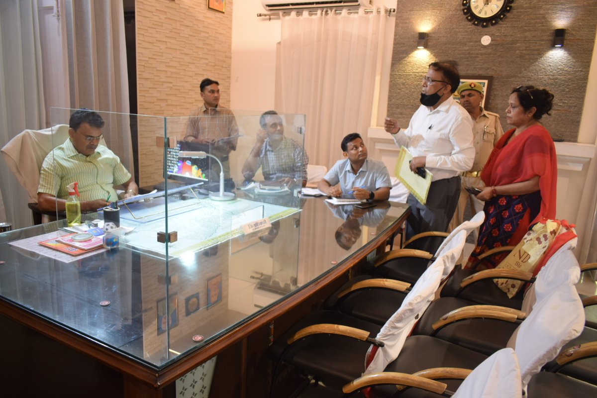 कलेक्ट्रेट में जनता दर्शन के दौरान फरियादियो की समस्याओं को गंभीरता पूर्वक सुना तथा समस्याओं के निस्तारण के लिए संबंधित विभागों के अधिकारियों को गुणवत्तापूर्ण निस्तारण कराने के निर्देश दिए। <a href="/ChiefSecyUP/">S.P. Goyal, Chief Secretary, GoUP</a> <a href="/homeupgov/">Home Department, UP</a>  <a href="/UPGovt/">Government of UP</a>  <a href="/CMOfficeUP/">CM Office, GoUP</a>