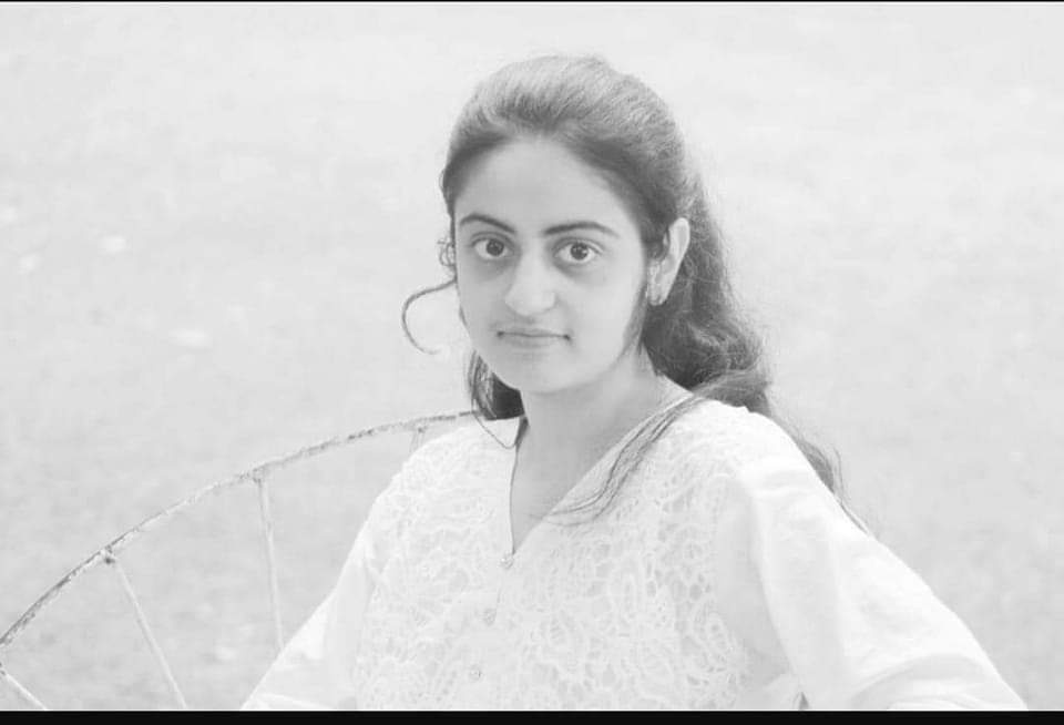 HilmaJafri's tweet photo. بولتے کیوں نہیں میرے حق میں
آبلے پڑ گئے زبان میں کیا؟
 
#RecoverDuaZehra 
#RecoverDua https://t.co/zFh8O47obT