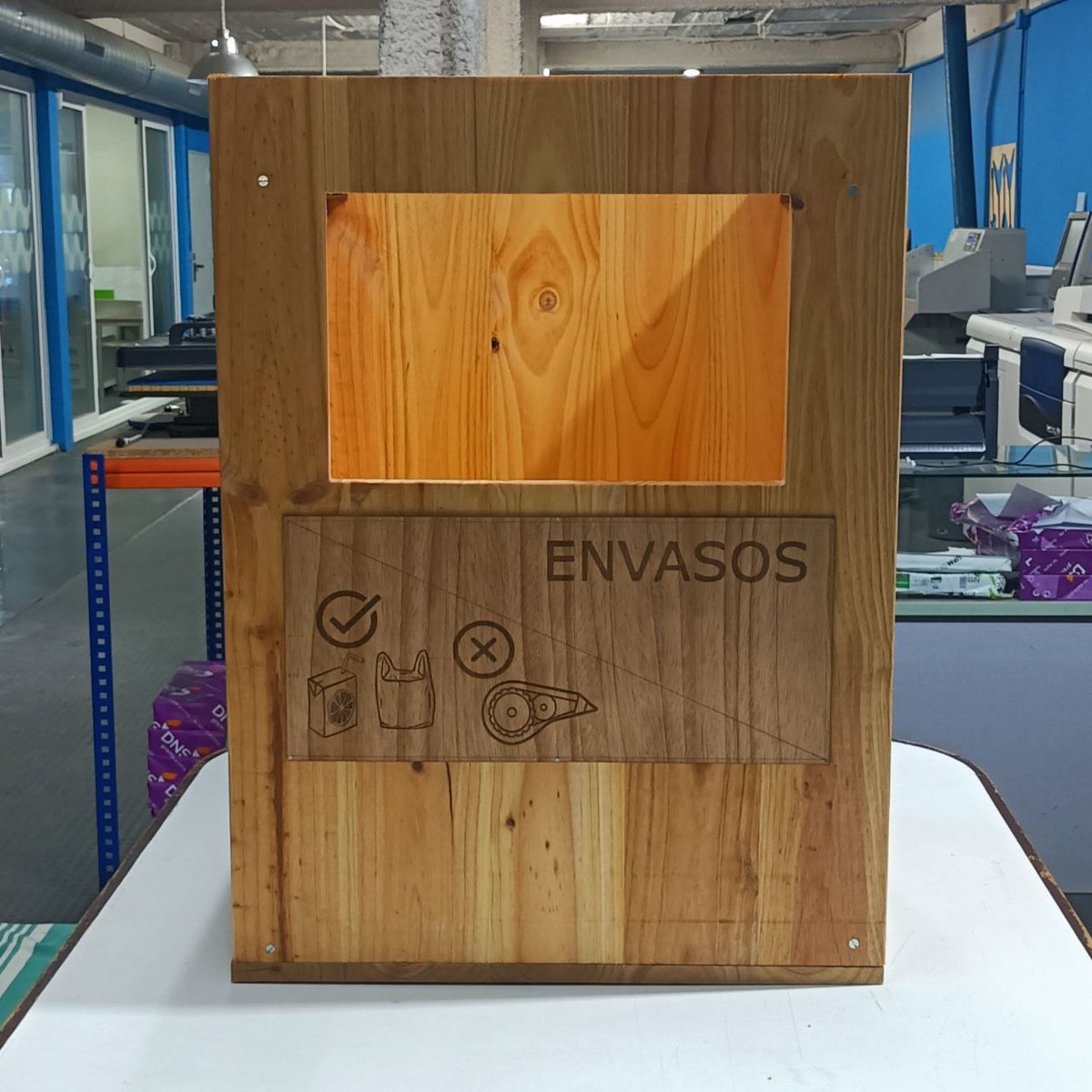 Els estudiants del <a href="/maristesbdn/">Maristes Badalona</a> han dissenyat els contenidors de reciclatge que utilitzaran els més petits. Per a la construcció han utilitzat la fresadora, les impressores 3D i la talladora làser del BDN Lab. Un conjunt de tecnologies al servei del seu projecte Fab Lab School!