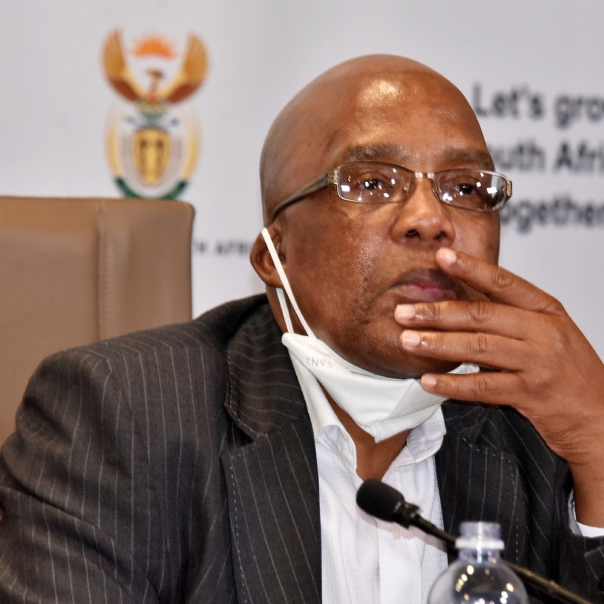 UnknownProphet9's tweet photo. #nhlanhla_lux Aaron Motsoaledi

On their shoulders they carry hope of the masses of South Africa of seeing all foreign nationals respecting our immigration laws. All SAs who are part of breaking such laws must be severely punished? https://t.co/VYPsqbNWBA