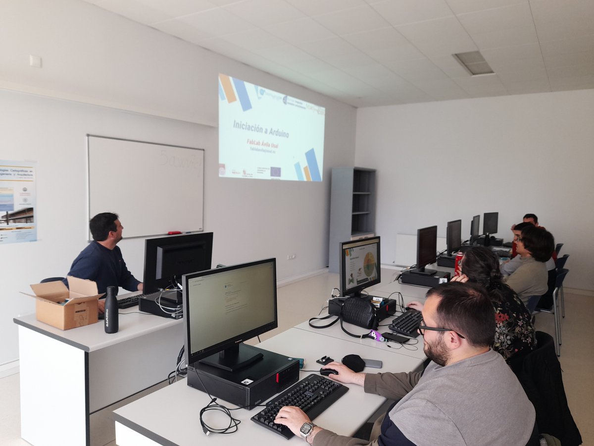 EPSAvila's tweet image. 2ª Jornada Técnica Fablab Ávila. Iniciación a Arduino - politecnicadeavila.usal.es/?p=4907 #EstudiaenAvila #VenalaPolitecnica #FabLabUsal @Medialabusal @usal