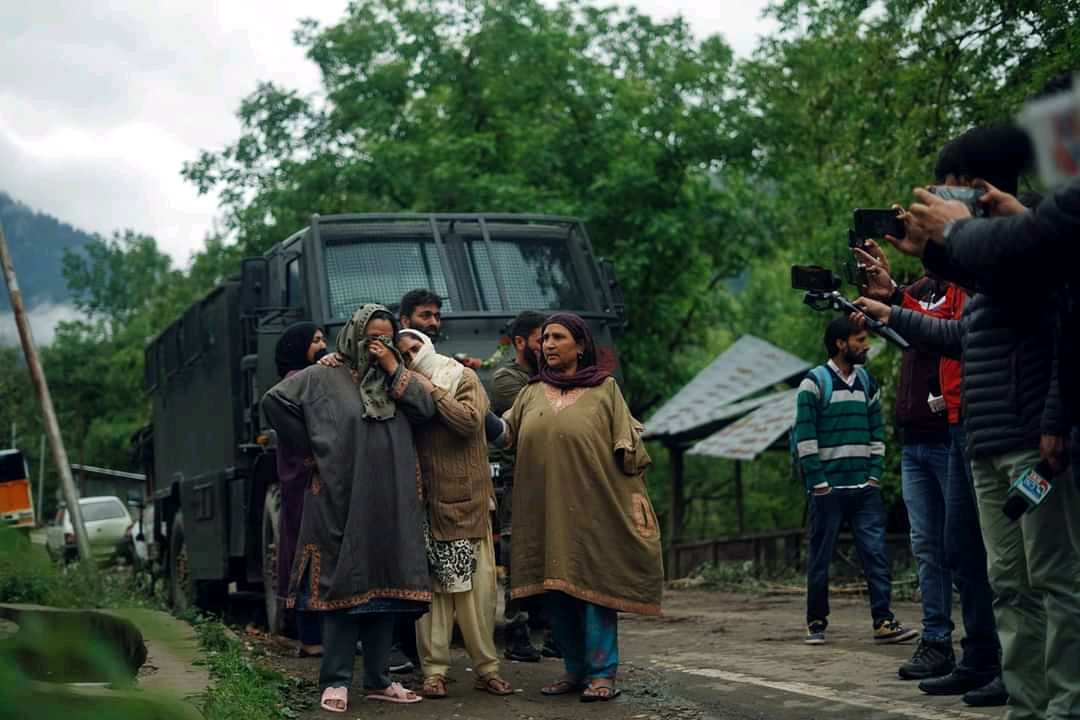 kashurladishah's tweet photo. KASHMIR BLEEDS AGAIN ! 
These pics are heart wrenching, by these photos we know that we can feel the pain by pics too. https://t.co/xQiutFMy4q