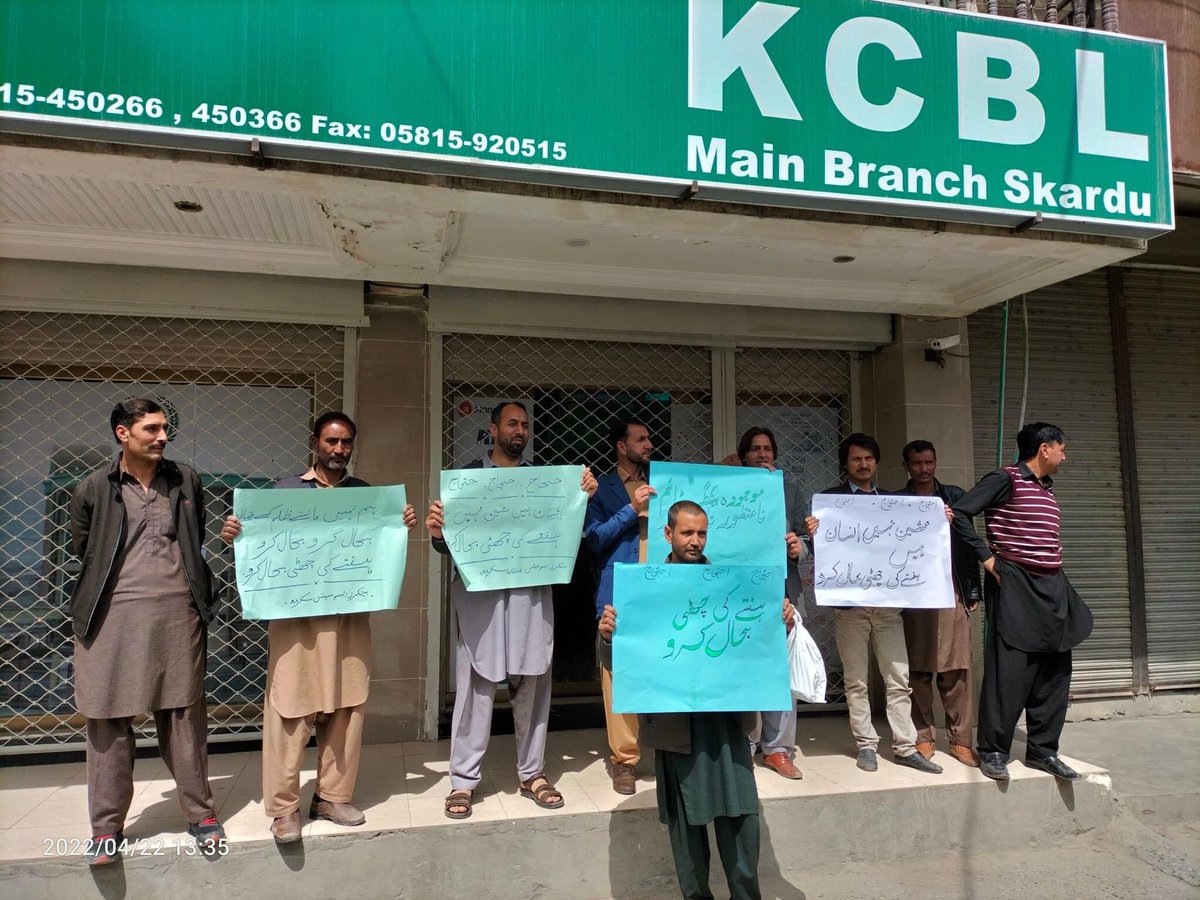 fakhrealam389's tweet photo. The Bankers in Skardu took to street to stage protest against six days working in a week, demanding from Govt to immediately restore Saturday holiday.
#ہفتے_کی_چھٹی_بحال_کرو
#RejectSaturdayworking
#بینک_ٹائمنگ_نامنظور
@CMShehbaz @MiftahIsmail https://t.co/HANKAl62ZX