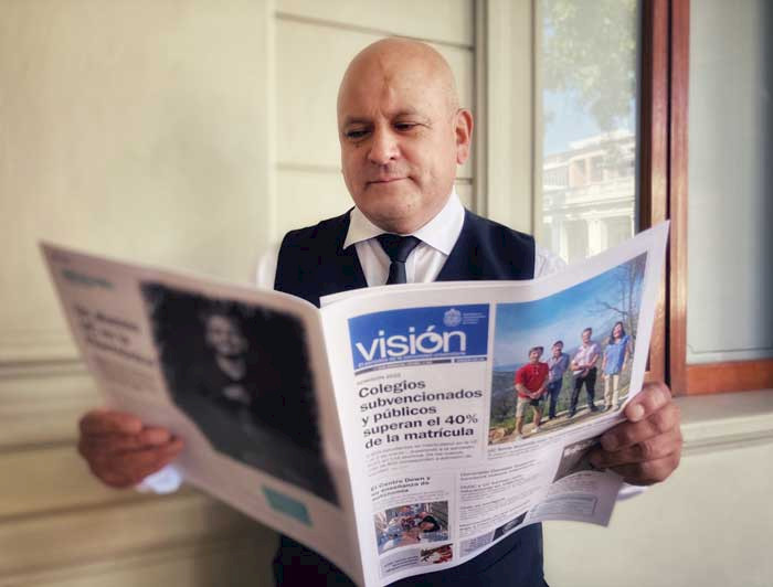 ucatolica's tweet photo. ¡Llegó el otoño a los #CampusUC con una nueva edición de #VisiónUC! 📰🍂
📚 #Admisión2022: colegios subvencionados y públicos superan el 40% de la matrícula
💪🏼 @centroucdown y su enseñanza de autonomía
🇺🇸 #UC firma acuerdo con @UofCalifornia
+ info: https://t.co/kI6lqzLXTL https://t.co/iXqFsjQiNu