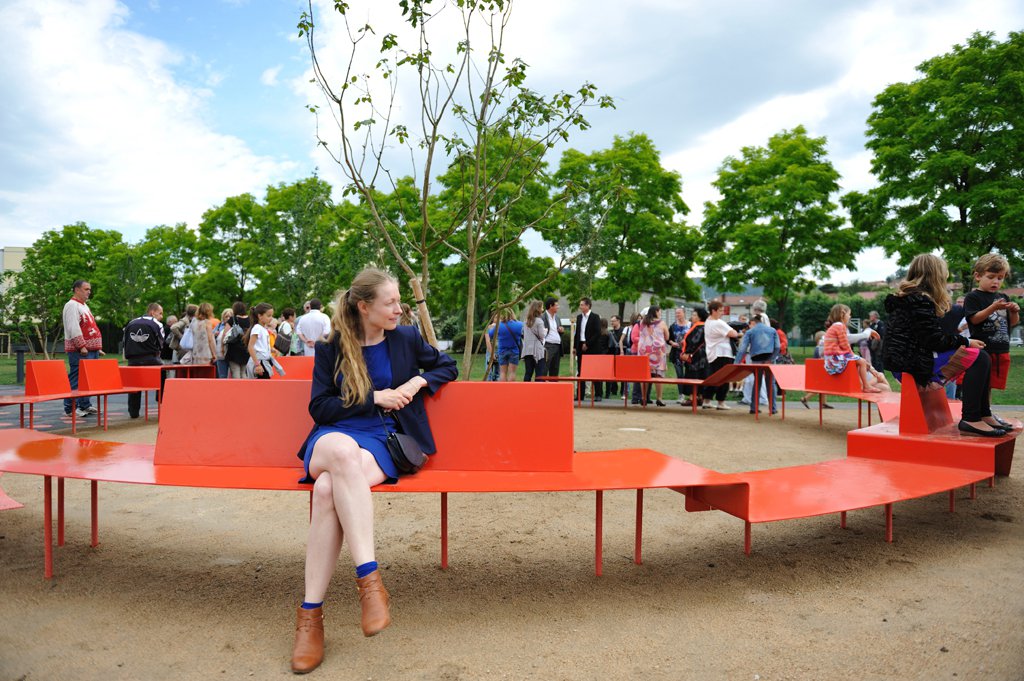 BiennaleDesign's tweet photo. #Direct - @lacitedudesign a réalisé des études de cas dans la ville de @saint_etienne_ et ses alentours. Elles sont présentées aujourd’hui.
La première concerne un banc à palabres installé à Unieux.

© Sara de Gouy
#HumanCities #Smoties https://t.co/QbC6hE4VZP