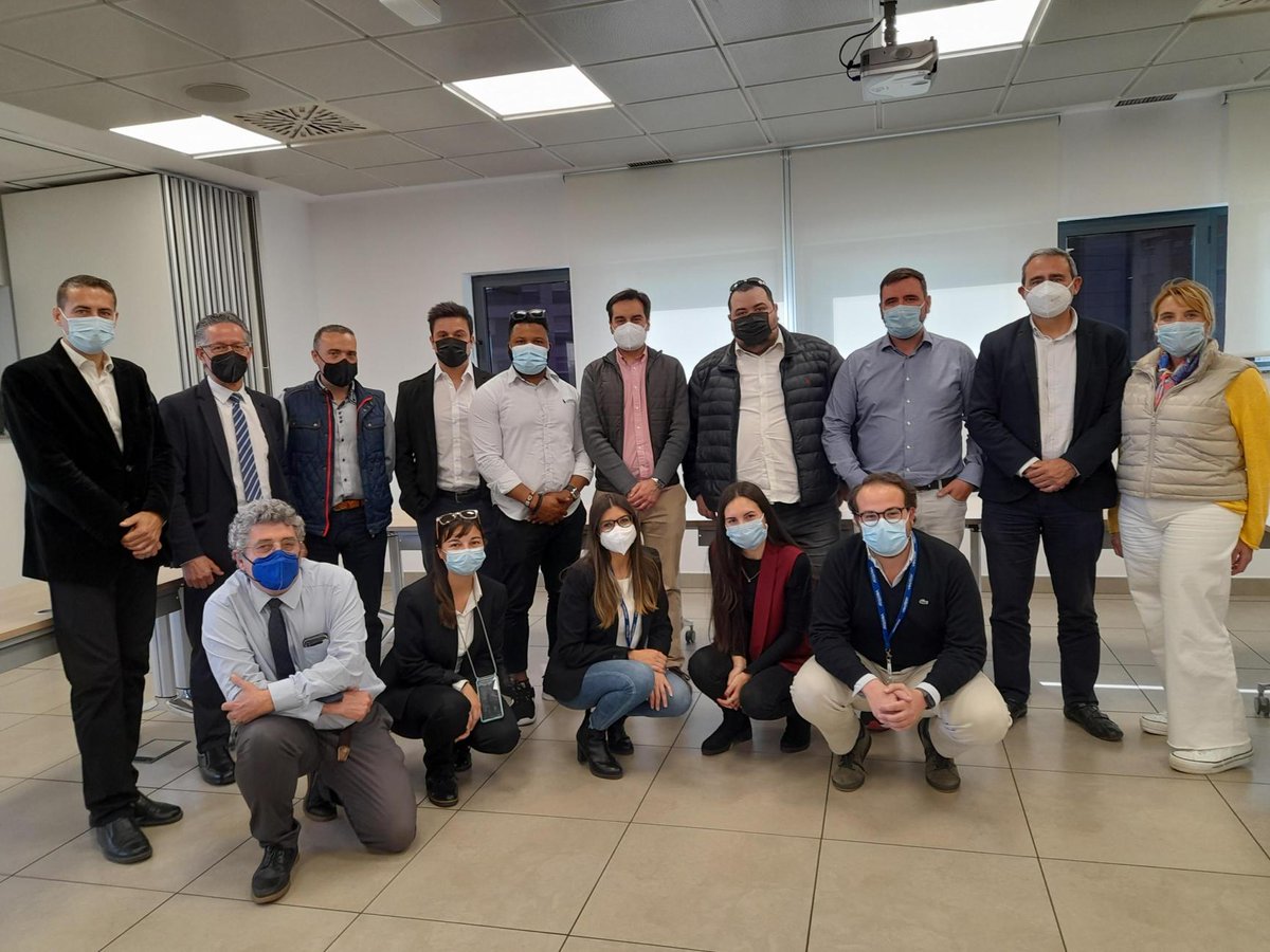 Vecttor_VTC's tweet photo. En este caso estuvimos en Sevilla donde algunos de nuestros conductores nos trasladaron algunas propuestas de mejora y donde, por supuesto, pasamos un buen rato juntos #VecttorFamily https://t.co/rpiH5Z425a