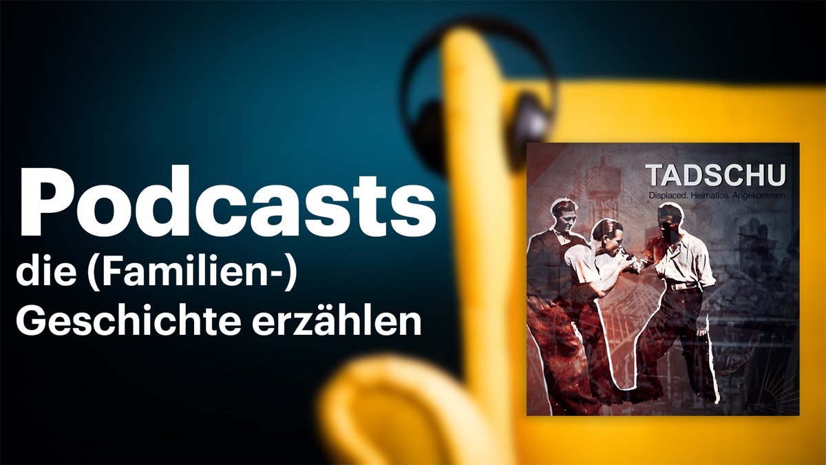 Das Bild zeigt einen gelben Ohrensessel vor petrolblauer Wand, unscharf im Hintergrund. Auf dem Sessel ist ein schwarzer Kopfhörer auf der Seitenlehne aufgehangen. Im Vordergrund ist der Schriftzug zu lesen "Podcasts, die (Familien-)Geschichte erzählen. Daneben ist das Logo des Podcasts "Tadschu" im Ohrensessel platziert. Darauf ist das historische Foto dreier Männer zu erkennen.