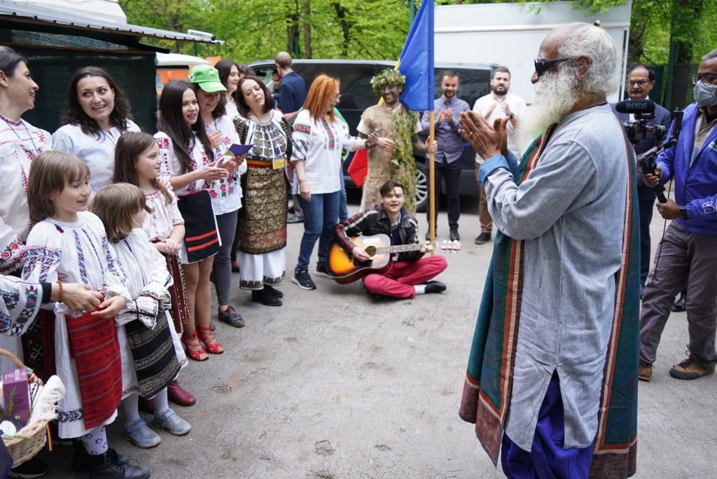 noturcommonezio's tweet photo. Little Earth buddies in action 👶 @SadhguruJV @cpsavesoil #SaveSoilBucharest #SaveSoil #ConsciousPlanet https://t.co/TIIc9Pwiy8