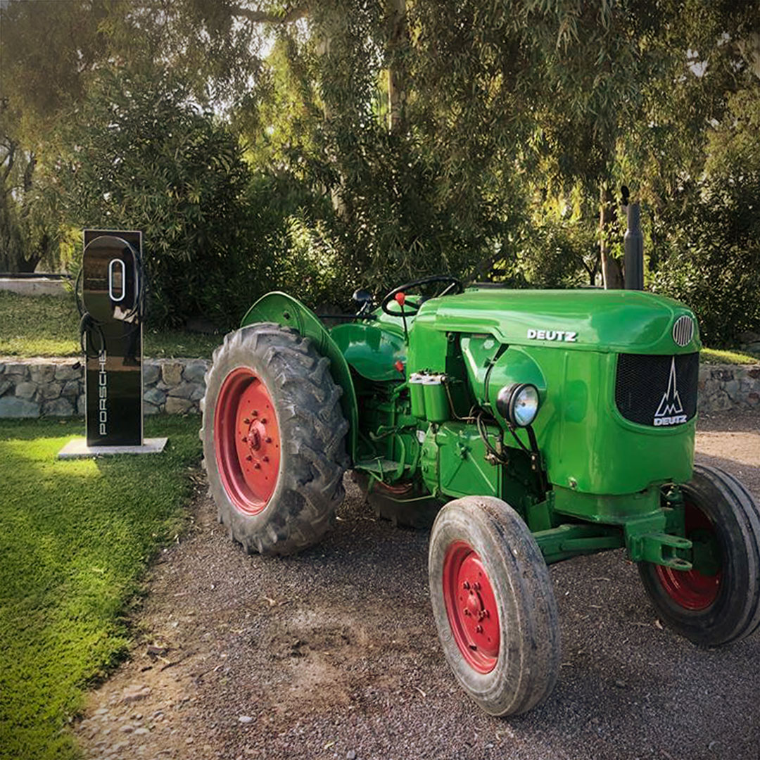 Tradición e Innovación son pilares que nos acompañan desde nuestros inicios. Nuestro tractor Deutz a460 del año 1969 junto a la primera estación de carga para vehículos eléctricos disponible en nuestra bodega

#Sustentabilidiad #EVChargingStation #Porsche #EarthDay #DiaDeLaTierra