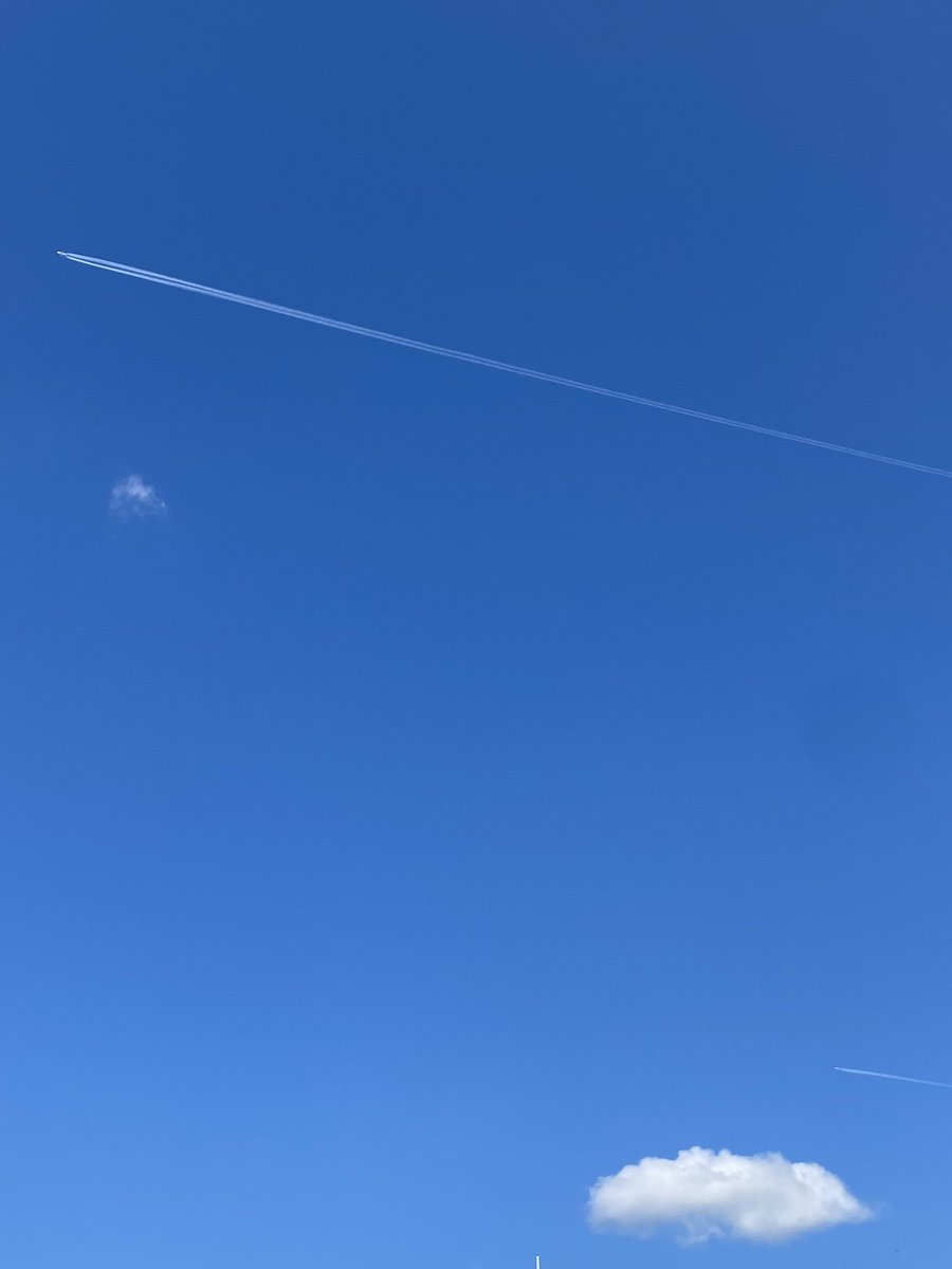 LindzzeB's tweet photo. 2 747s not very often we see that now! 😍✈️ #avgeek https://t.co/DXW8v4umZC