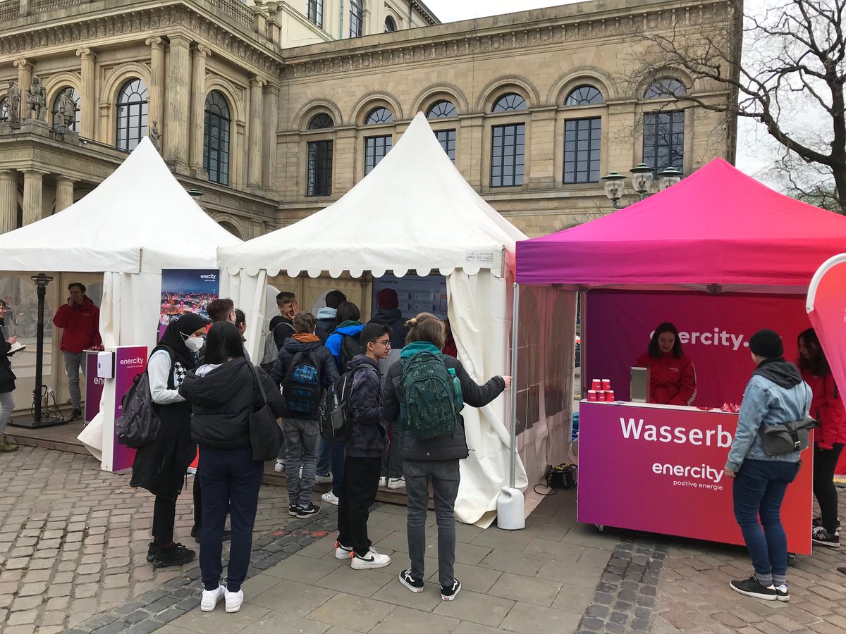 enercity_presse's tweet photo. Was bedeutet die vernetzte Stadt für #Klimaschutz, #Energie, #Mobilität? Welche Berufschancen hat der Nachwuchs? Antworten gibt es bei den #SmartCity Days von @digitales_h auf dem Opernplatz in #Hannover. @enercity präsentiert u.a. die Straßenlaterne 4.0 https://t.co/7TJKQKk8ru https://t.co/bbUBz054AS