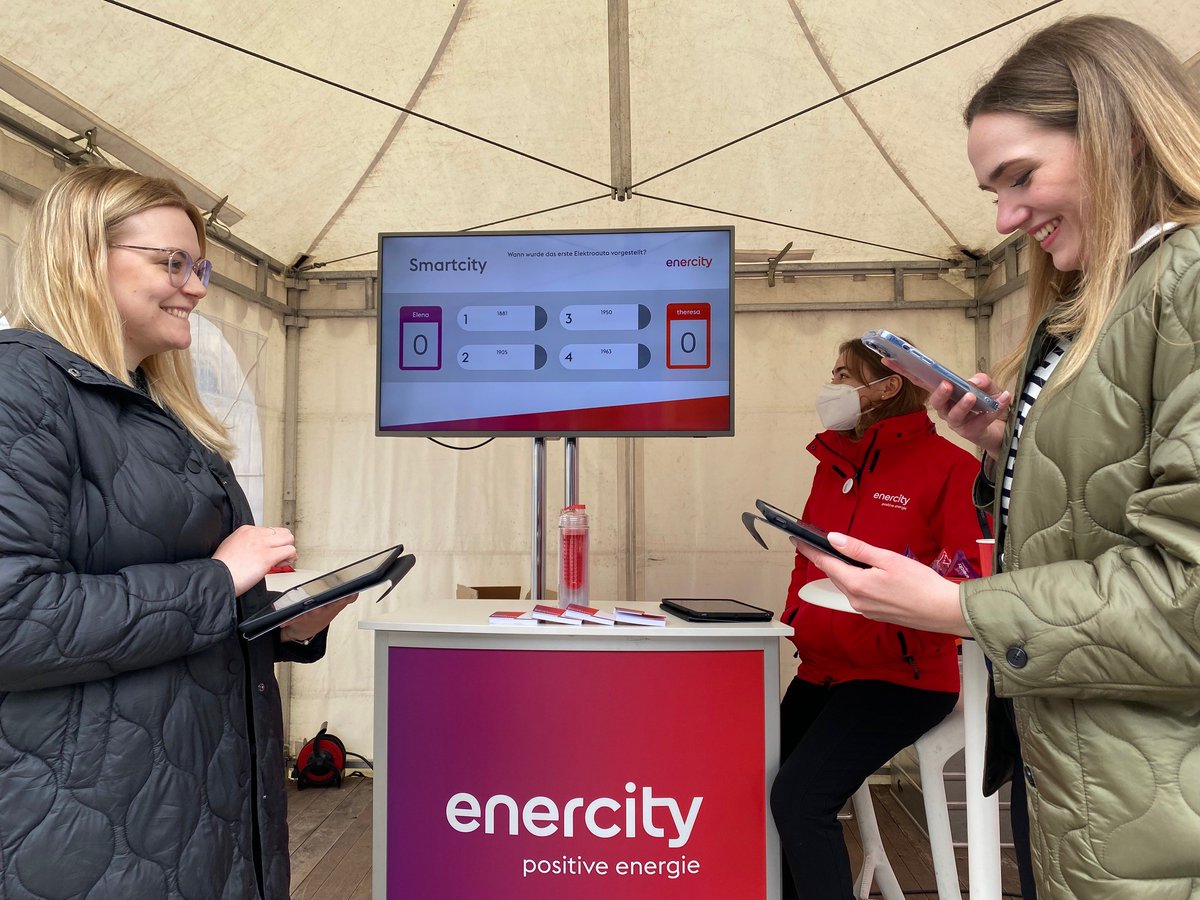 enercity_presse's tweet photo. Was bedeutet die vernetzte Stadt für #Klimaschutz, #Energie, #Mobilität? Welche Berufschancen hat der Nachwuchs? Antworten gibt es bei den #SmartCity Days von @digitales_h auf dem Opernplatz in #Hannover. @enercity präsentiert u.a. die Straßenlaterne 4.0 https://t.co/7TJKQKk8ru https://t.co/bbUBz054AS