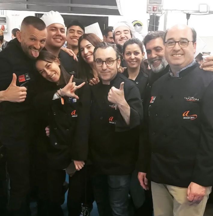 solobuey's tweet photo. Ha sido un gusto volver a participar en #TapasionaMadrid junto a mucha buena gente. Gracias a @aseacam ayer nos juntamos productores, empresarios, producto, cocineros, periodistas y alumnos de la #ESHTM... ¡Qué bien representado estuvo Solobuey por @mariadeblas8!😍#amigosSolobuey https://t.co/YbhwFHPPn7