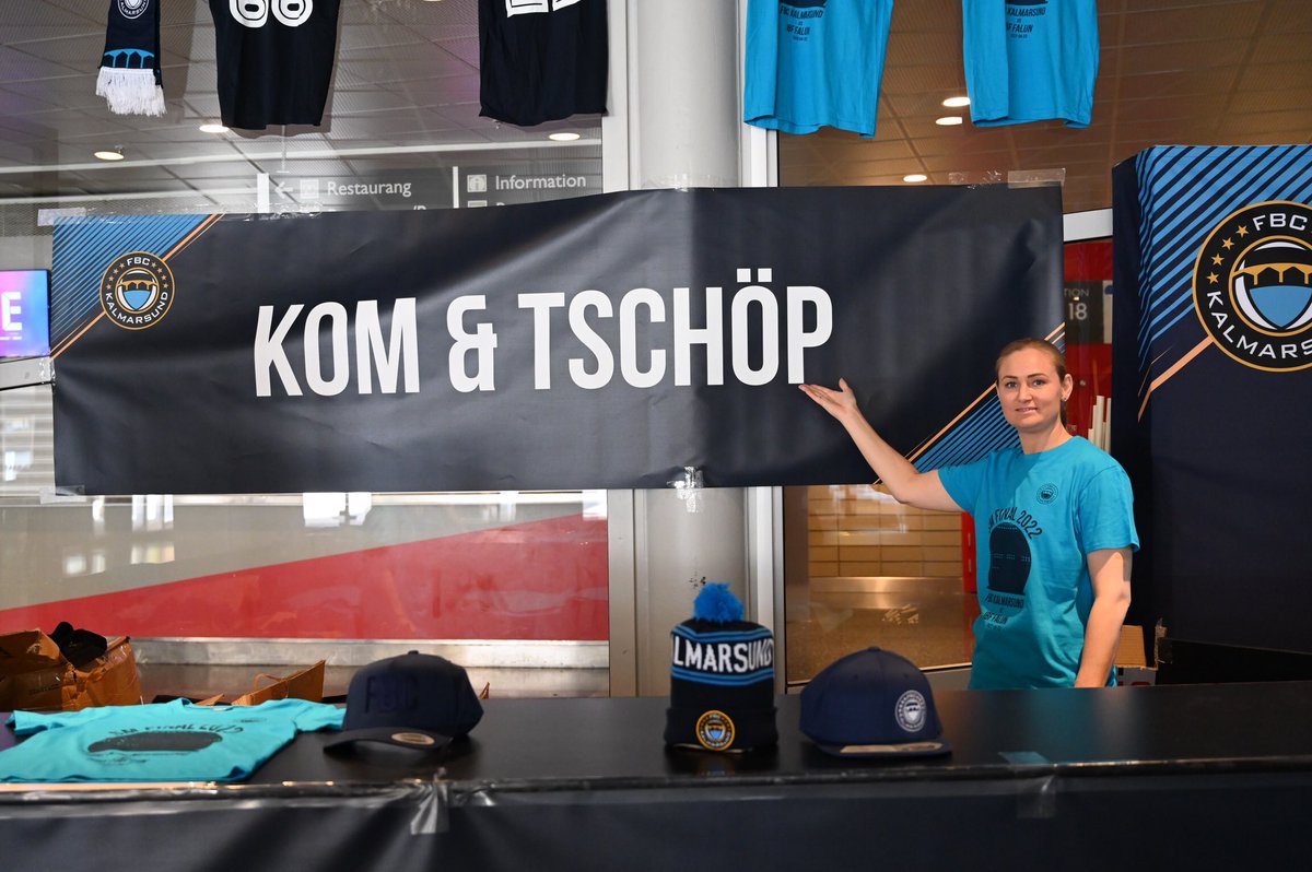 FBCKalmarsund's tweet photo. Kom och Tschöp! 👕

I morgon öppnar vi upp FBC-shopen som ni hittar vid sektion A17. Moa Tschöp kommer att vara på plats för att sälja bland annat finaltröjan, halsdukar och kepsar. Vi ses där! https://t.co/lKGMW8Yj54