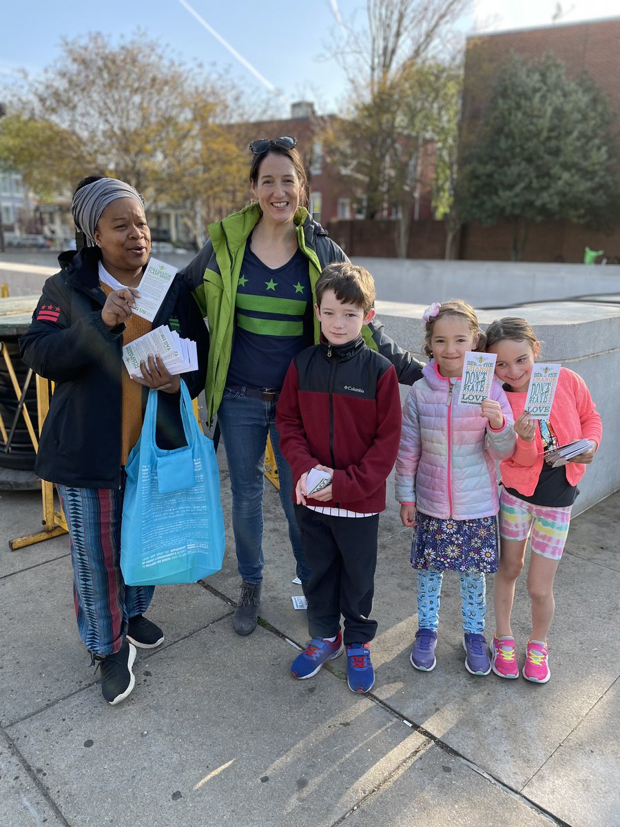 ConfluenceKA's tweet image. Happy #EarthDay2022 ! These kiddoes were so excited to help our planet with @TommyWells, @DOEE_DC and friends. #Beethechange