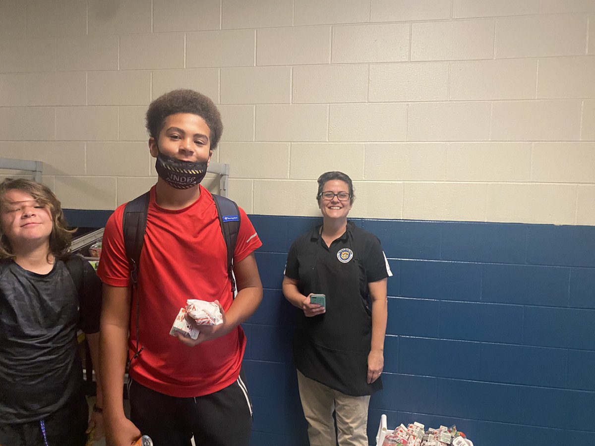 PineViewMiddle's tweet image. Mrs. Crystal starts everyone’s day with a smile @mhetzlernettles #ibstrong #springsuccess