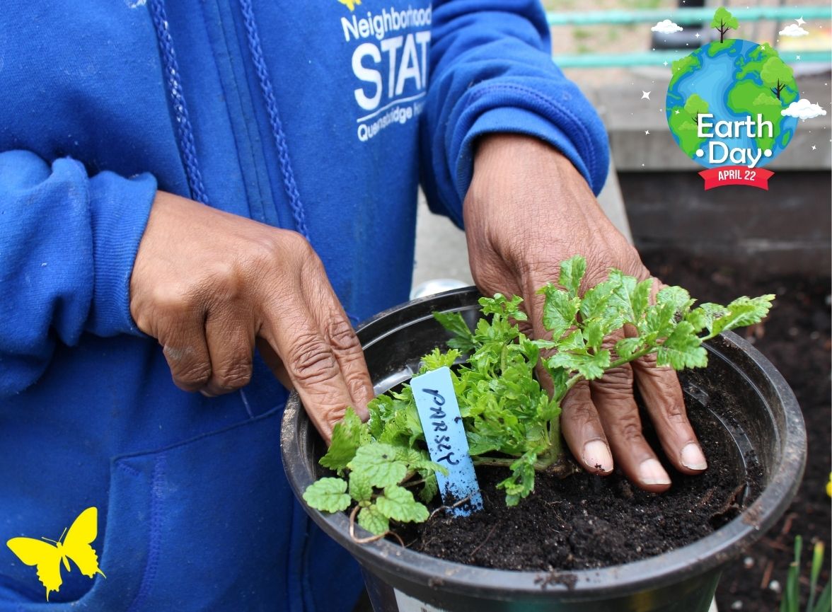Riis_Settlement's tweet photo. Happy Earth Day! Community gardens and green spaces at Riis serve as invaluable places for neighbors to grow nutritious food, help the environment, and spend time with one another. #EarthDay #Communitygarden #Growth https://t.co/ws5x5HTl1J