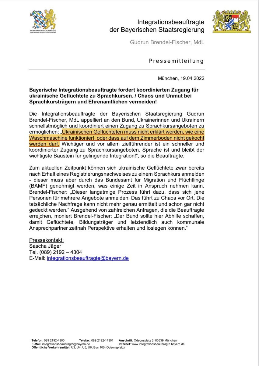 Auf dem Bild ist eine Pressemitteilung der Integrationsbeauftragten der bayerischen Staatsregierung Frau Brendel-Fischer (CSU) zu sehen, in der folgendener Halbsatz markiert wurde: "Ukrainische Geflüchteten muss nicht erklärt werden, wie eine Waschmaschine funktioniert, oder dass auf dem Zimmerboden nicht gekocht werden darf, "