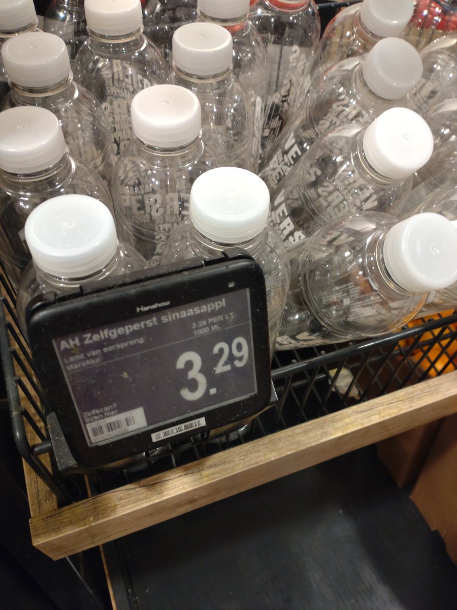 basrenooij's tweet photo. Goed idee @albertheijn de herbruikbare flesjes voor de sinaasappelpers. Alleen beetje vreemd dat de 'wegwerpfles' van 1 liter goedkoper is, dan 1 liter sap in 2 herbruikbare flesjes (zonder fles, want daar had ik al voor betaald.
#lekkerduurzaam #lekkerduur #appie https://t.co/GUGo950mc4