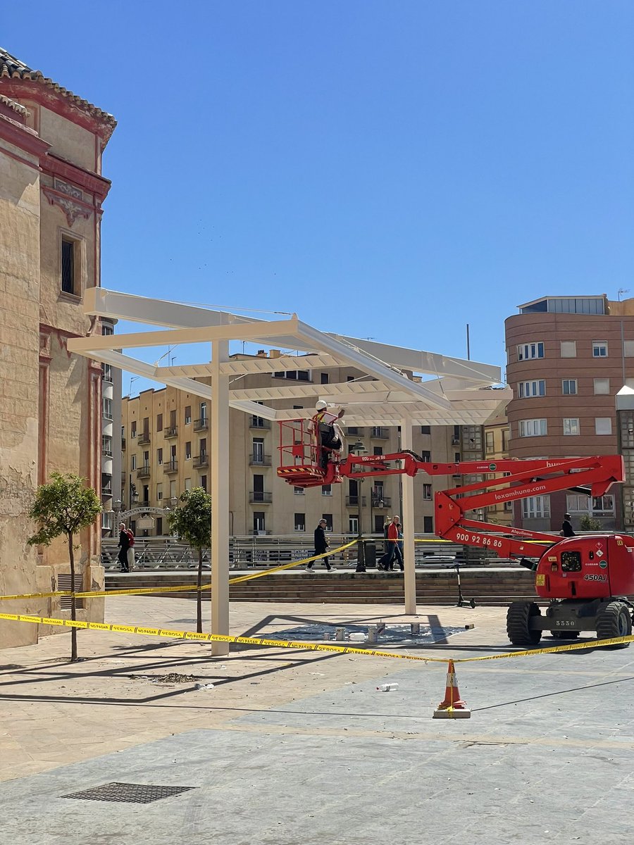 SebaFdezAguilar's tweet photo. ¿Desde cuando se pinta una pérgola antes de desmontarla? @malaga @cofrademedieval @cunaocofrade @cofradiasmalaga https://t.co/sYwbkvajiJ