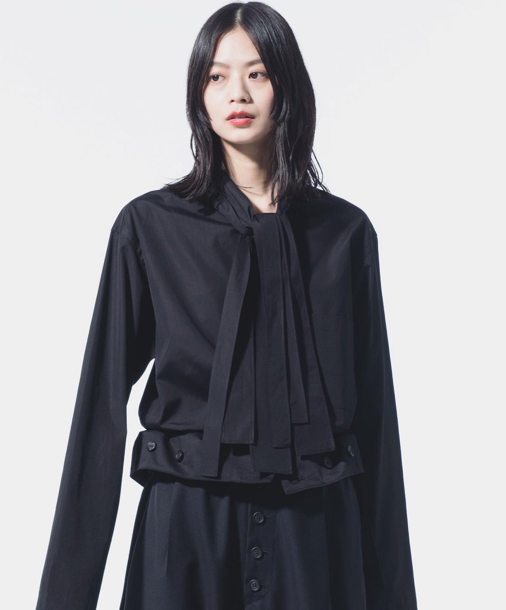 syte_etys's tweet photo. 【New arrival】★100/2 Broad Bow Collar Shirt★High Waist Suspenders Big Pants
https://t.co/5ppjifKNSK
左右3対の長い帯状の襟を【結ぶ・垂らす・巻く】ボウカラーの発展系シャツ。
#theshopyohjiyamamoto
#yohjiyamamoto
#yohjiyamamotopourhomme
#ys #syte #ヨウジヤマモト
#bowcollar https://t.co/YO7rOI6wQl