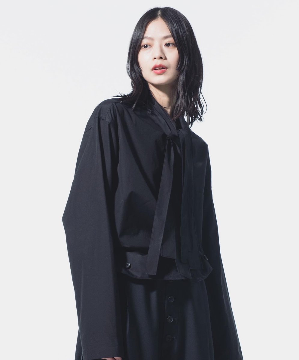 syte_etys's tweet photo. 【New arrival】★100/2 Broad Bow Collar Shirt★High Waist Suspenders Big Pants
https://t.co/5ppjifKNSK
左右3対の長い帯状の襟を【結ぶ・垂らす・巻く】ボウカラーの発展系シャツ。
#theshopyohjiyamamoto
#yohjiyamamoto
#yohjiyamamotopourhomme
#ys #syte #ヨウジヤマモト
#bowcollar https://t.co/YO7rOI6wQl