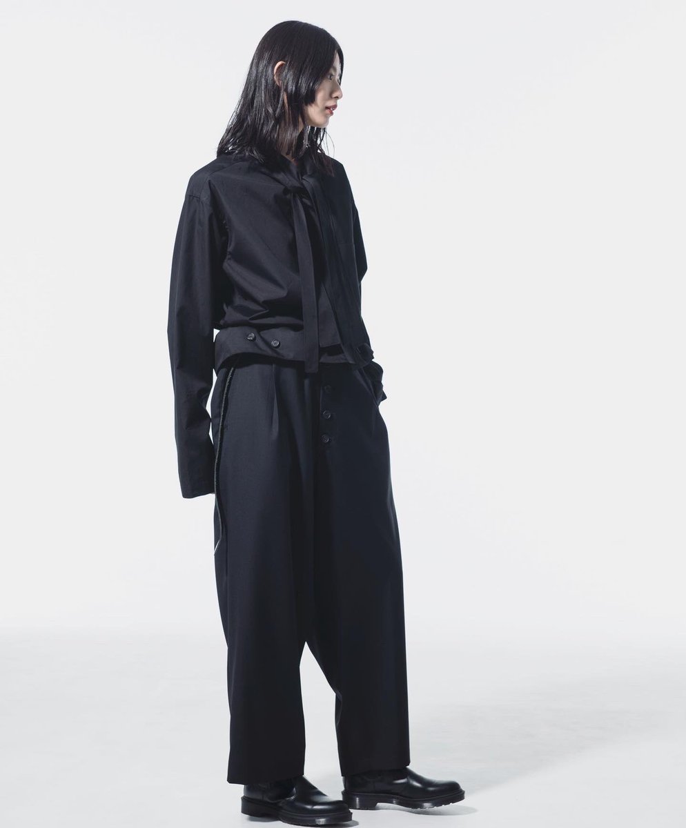 syte_etys's tweet photo. 【New arrival】★100/2 Broad Bow Collar Shirt★High Waist Suspenders Big Pants
https://t.co/5ppjifKNSK
左右3対の長い帯状の襟を【結ぶ・垂らす・巻く】ボウカラーの発展系シャツ。
#theshopyohjiyamamoto
#yohjiyamamoto
#yohjiyamamotopourhomme
#ys #syte #ヨウジヤマモト
#bowcollar https://t.co/YO7rOI6wQl