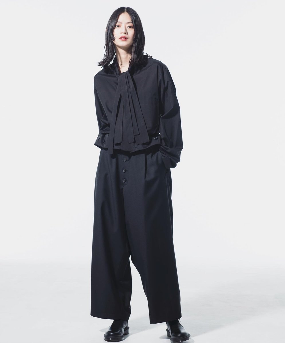 syte_etys's tweet photo. 【New arrival】★100/2 Broad Bow Collar Shirt★High Waist Suspenders Big Pants
https://t.co/5ppjifKNSK
左右3対の長い帯状の襟を【結ぶ・垂らす・巻く】ボウカラーの発展系シャツ。
#theshopyohjiyamamoto
#yohjiyamamoto
#yohjiyamamotopourhomme
#ys #syte #ヨウジヤマモト
#bowcollar https://t.co/YO7rOI6wQl