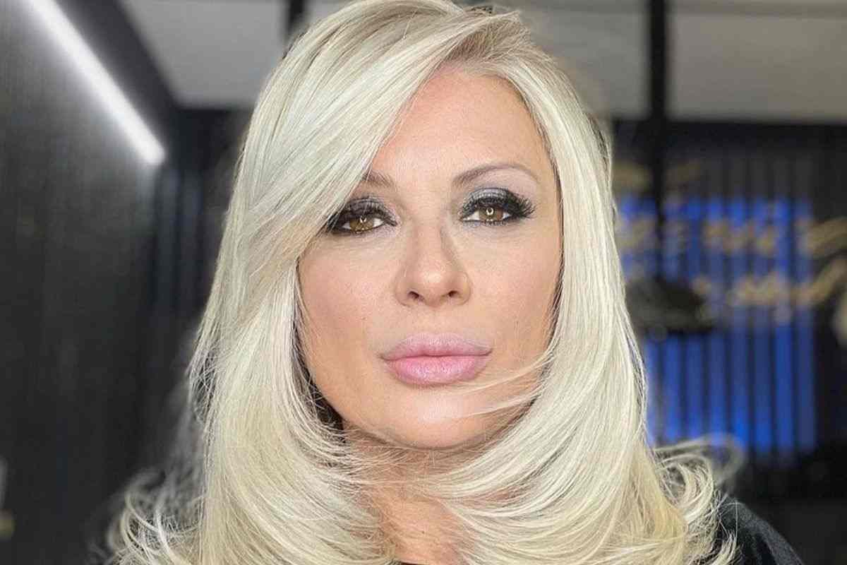 Mo_vediamo's tweet photo. “NON TUTTE LE TESTE POSSONO INDOSSARE UNA CORONA.”

TINA DISTRUGGENDO IDA PLATANO.
 #uominiedonne https://t.co/3gyICclb5z