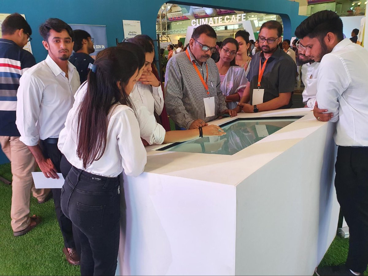 investindia's tweet photo. Team @investindia showcased investment opportunities from smart cities on the @IIG_GoI portal at the smart finance pavilion during the #SmartCitiesSmartUrbanisation conference in Surat, organised by @MoHUA_India &amp; @MySuratMySMC.

#SmartCitiesMission #SmartCitySmartCitizens https://t.co/kZH6jYl51h