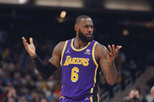LBJsBest's tweet photo. LeBron haters: 
“Bron has no skill, he just shoulders ppl and bulldozes his way to the rim for layups/dunks!” 

Also LeBron haters: 
“Bron wouldn’t survive the physical play of the 80’s and 90’s!” https://t.co/ziqAbsFLxG