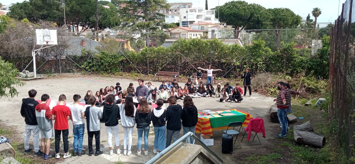 InstitutMaremar's tweet photo. Gran celebració de Sant Jordi  a l'institut Maremar. Recitals, música... I també xocolata!!! https://t.co/RizpOEFxbW