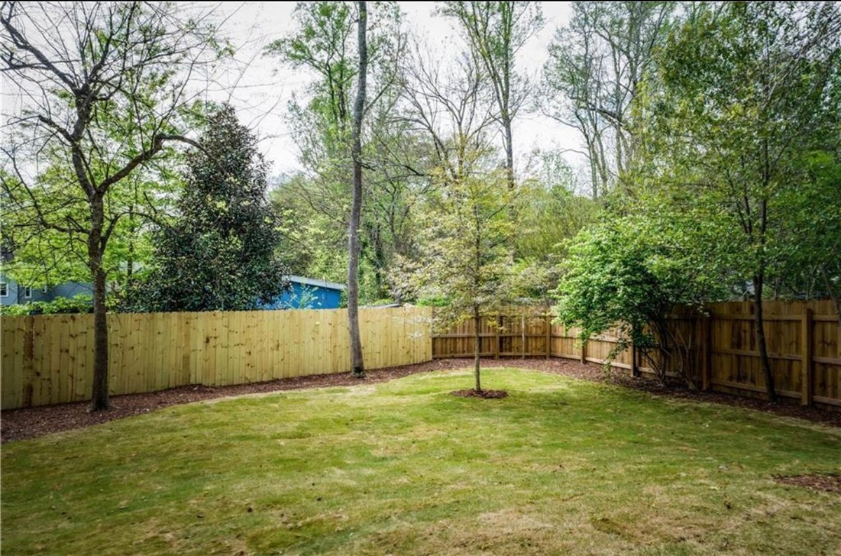 Happy Friday! It will be a warm one today. What could you do with the backyard of this East Lake home? 🌞 #eastlakerealestate #eastlakehomes #atlantahomes #atlantarealestate #buyahome #sellahome #invest #shorttermrental #thehomeboy #markusbutts