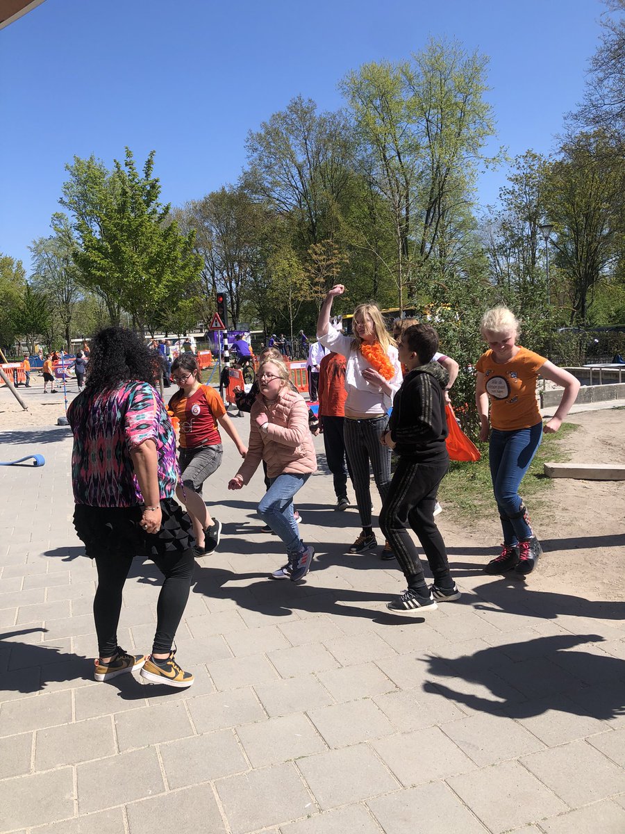 lindedeventer's tweet photo. Vandaag vonden de #Koningsspelen plaats bij Het Kindcentrum Borgele. Eerst gezond ontbijt, waarna fanatiek bewogen werd bij het @Iedereenactief sport &amp; spel plein! De Waag en de IJssel hebben genoten van deze sportieve dag! @SportDeventer https://t.co/CU9y8nSDFk