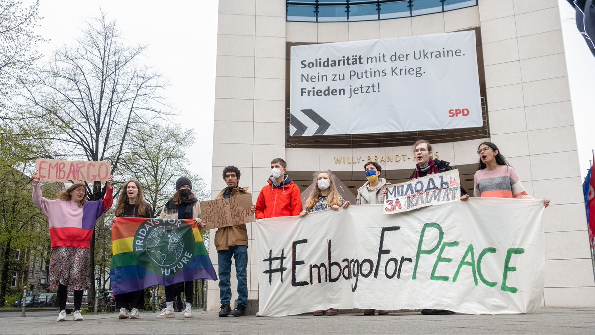 Das Banner an der SPD-Zentrale spricht von Solidarität mit der Ukraine.

Unser Banner zeigt, was es dafür wirklich braucht: Eine schnellen Import-Stopp aller fossilen Energieträger aus Russland! #EmbargoForPeace