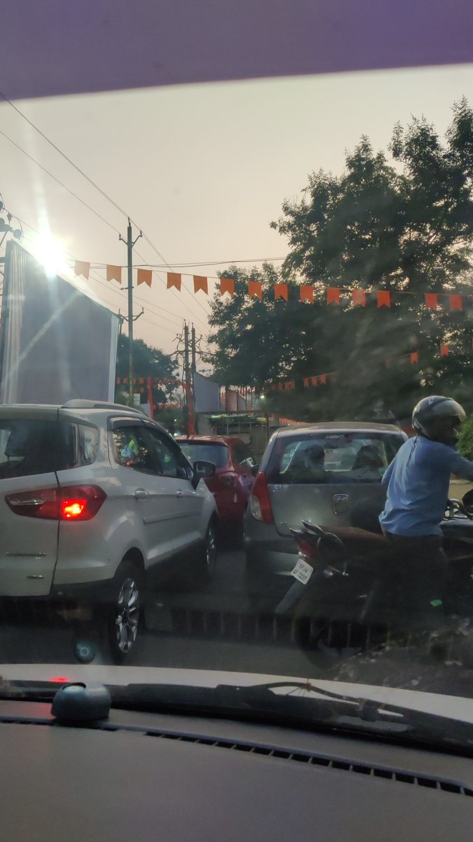 c_k_s_14's tweet photo. #rally #AmitShahInMP 
2 hr in traffic jam for 5 min way to home from ofc . Parshan janta 
#petrolsastanainhai https://t.co/LZlfveooES