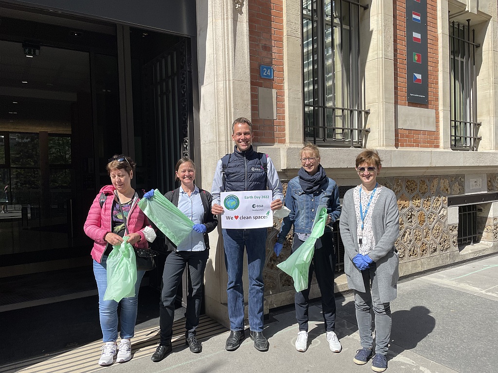 spaceforearth's tweet photo. 🌍 Whilst our colleagues at #ESTEC collect litter today from sand dunes along the Dutch coast, those at #ESAHQ are doing the same in #Paris parks 🚮

More on how @ESA takes action for #EarthDay 👉 https://t.co/WuJAANzWM2

#EarthDay2022 #EarthDayEveryDay #ResponsibleSpace https://t.co/kXLJZigm32