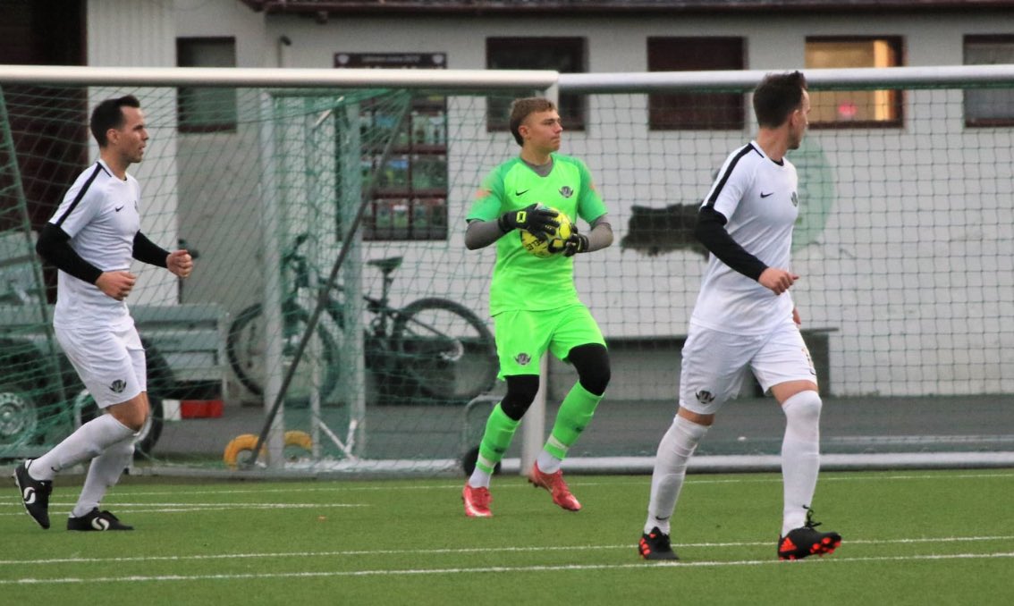 FCvaengir's tweet photo. Leikdags-signing!!!

Markvörðurinn efnilegi Halldór Snær Georgsson er mættur á ný á láni frá @Fjolnir_FC!

@HalldorGeorgss1 var gríðarlega mikilvægur hlekkur þegar liði það fór upp úr 4.deildinni í fyrra og var valinn efnilegasti leikmaðurinn liðsins á lokahófinu.

Velkominn🖤🖤 https://t.co/eaQT8Wqfex