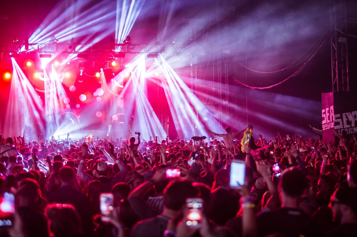 Circulate tweet media