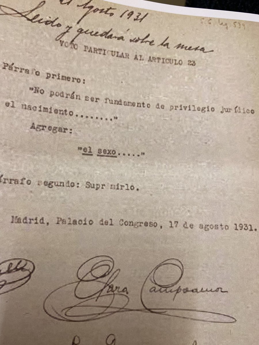 Nunca había visto la enmienda con la que se ganó el voto para las mujeres en España. Una enmienda. Una palabra. 

La comparto aquí por si a alguien le hace tanta ilusión como a mí cuando la vi. 🙂 [Generosidad de <a href="/Ander_Gil/">Ander Gil</a> y el archivo del Senado]