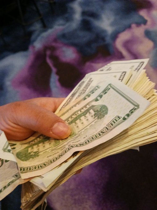 I'm not a 5 dollar nigga I'm a billion dollar intatie all I chance is money only bad bitches interest