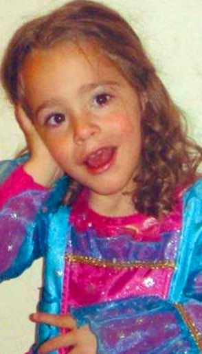 Nubiap38's tweet photo. 14 días después encuentran presuntamente a *Debanhi* en una cisterna dentro de un motel ya cateado…así como a #Paulette2 que buscaron  por 9 días y quien “siempre” estuvo debajo de su cama donde dieron entrevistas e incluso durmieron.
SIEMPRE queriéndonos ver la cara de idiotas https://t.co/WKK50TG6uV
